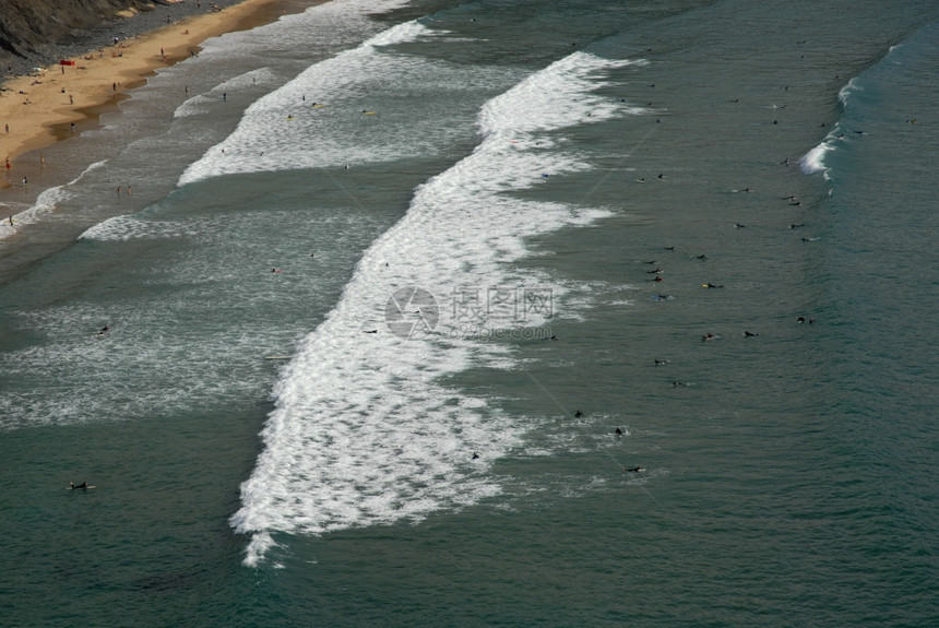 海滩上面的冲浪者在波尔古达以南图片