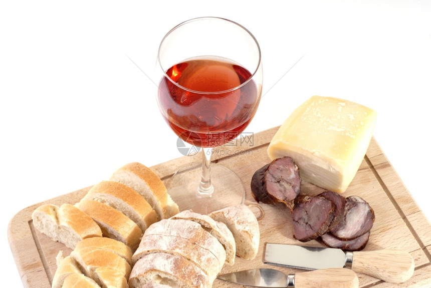 一组红酒食品在白环形葡萄酒上绝缘图片