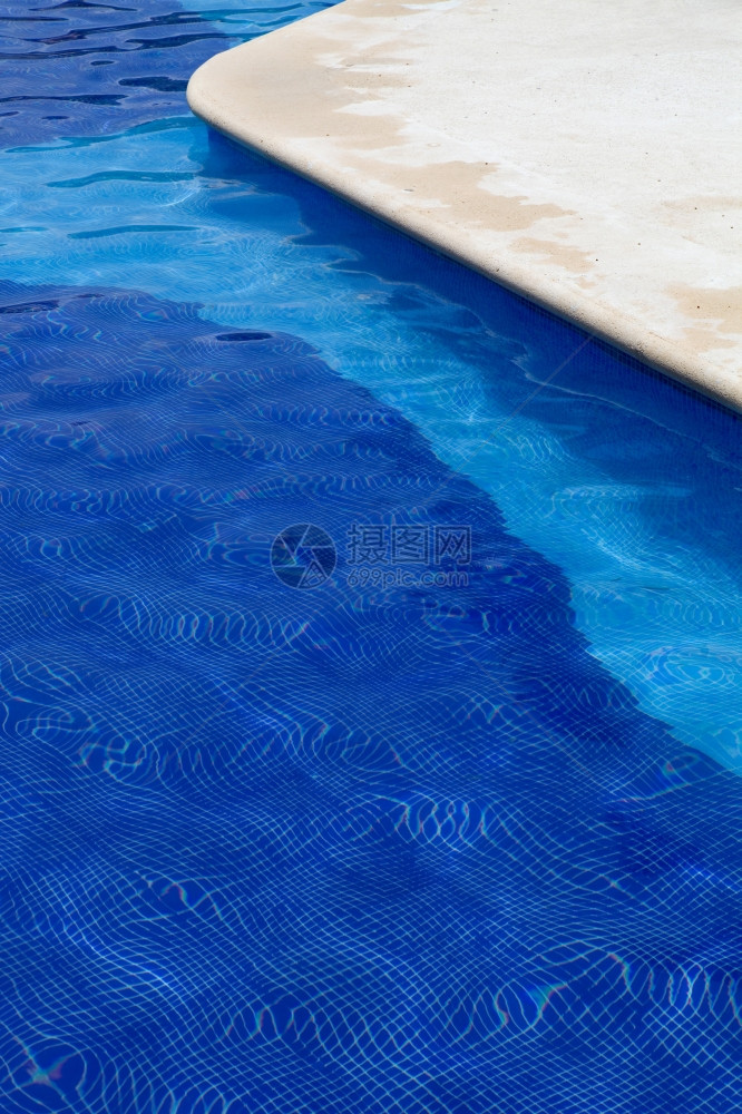 夏季蓝色游泳池水细节图片