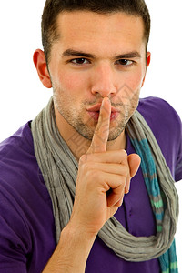 年轻男人用手指在嘴里表现出沉默的手势图片