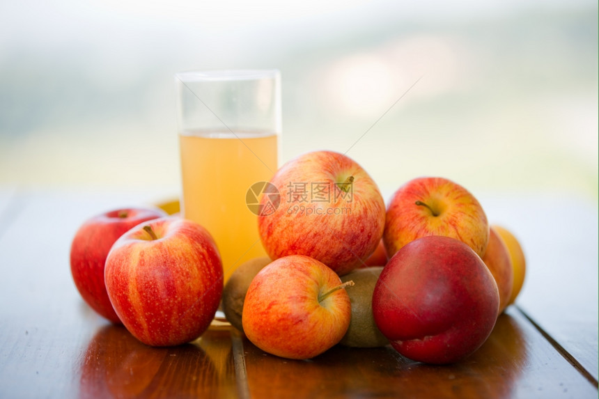 果实和汁在户外木制的桌边图片