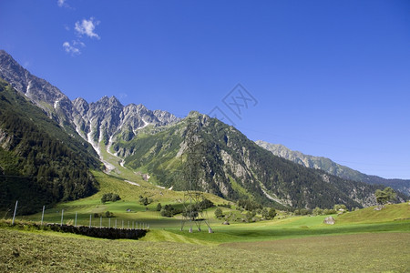横跨苏维埃阿尔卑斯山的电线塔背景图片