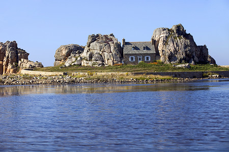 普鲁庞岗在普卢梅纳奇的岩石上建有名房子花岗comtedarmobitanyfrce背景