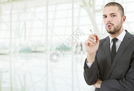在大厅吸烟的商人图片