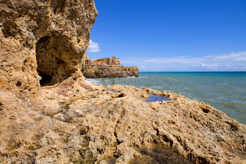 阿尔加夫的岩石海岸波尔古加以南图片
