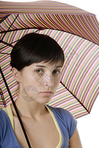 带着雨伞的黑发年轻女孩孤立在白色上图片