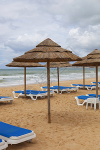 Algarve海滩Portugal海滩的雨伞图片