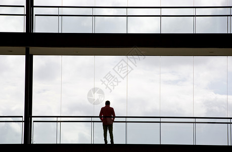 现代办公楼内装有全景窗户的年轻商人影视背景图片