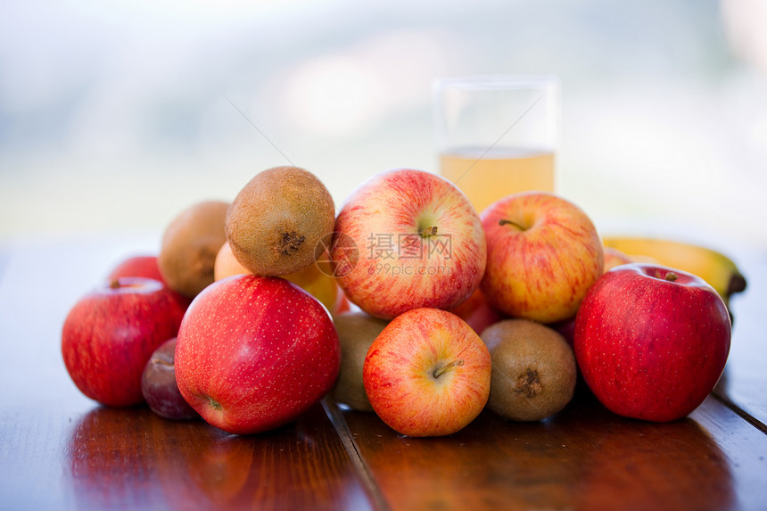 果实和汁在户外木制的桌边图片