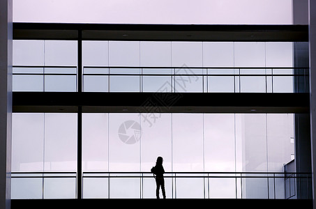 现代办公楼内装有全景窗户的年轻女商人影视图片