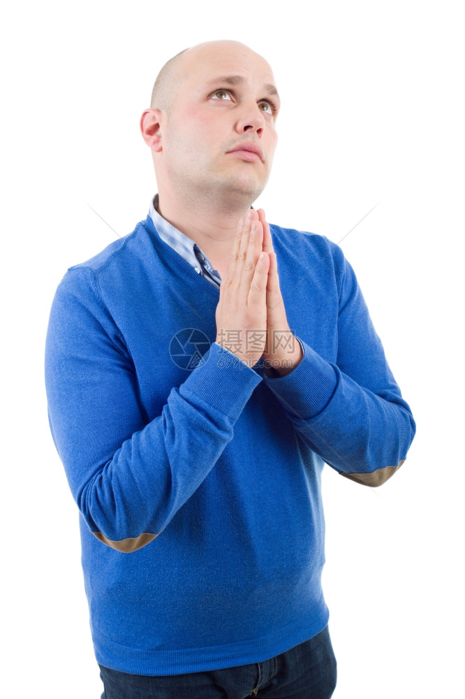 一位宗教表达者在摄影棚中以白色孤立背景祈祷的肖像图片