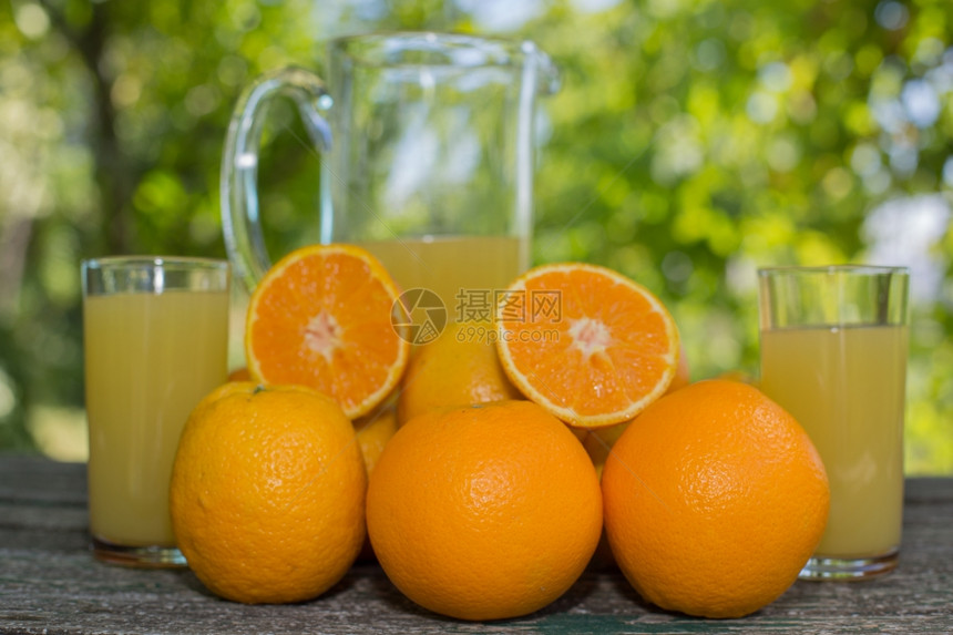 菜园桌边美味的橙汁和子图片