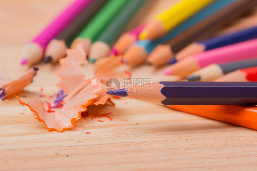 木制彩色铅笔桌上有磨亮的剃须图片