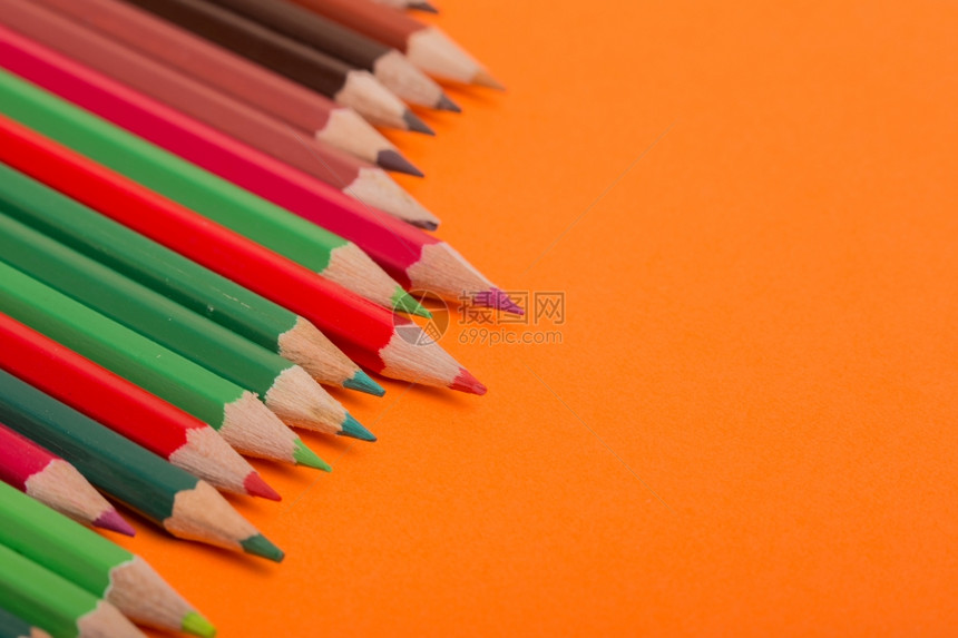 橙色背景的木质彩铅笔图片