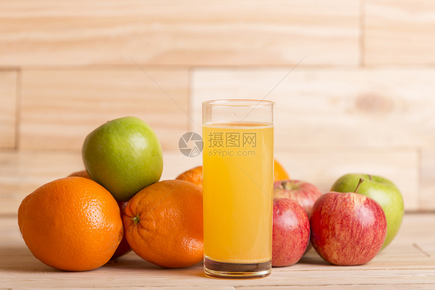 工作室照片盘子桌上的水果和橙汁图片