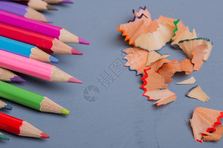 蓝木桌上的质彩色铅笔图片