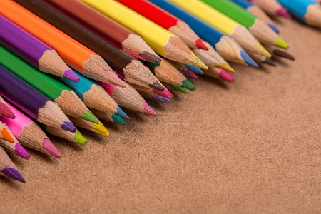 木制彩色铅笔桌上图片