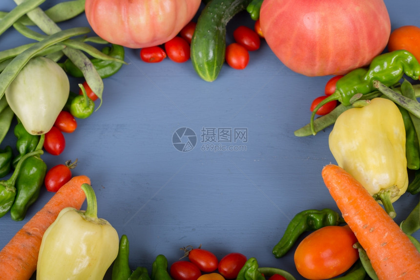 蓝木表面蔬菜图片