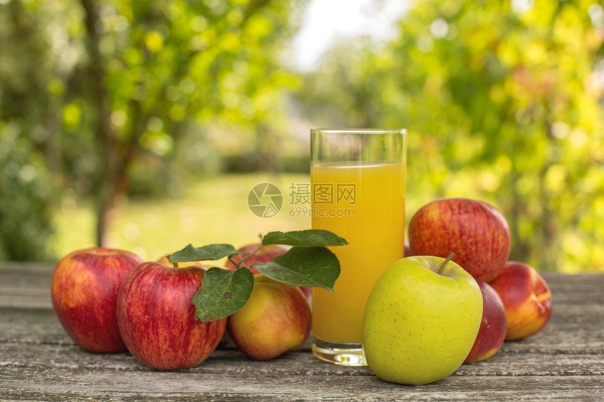 果实和桃汁在户外木制的桌边图片