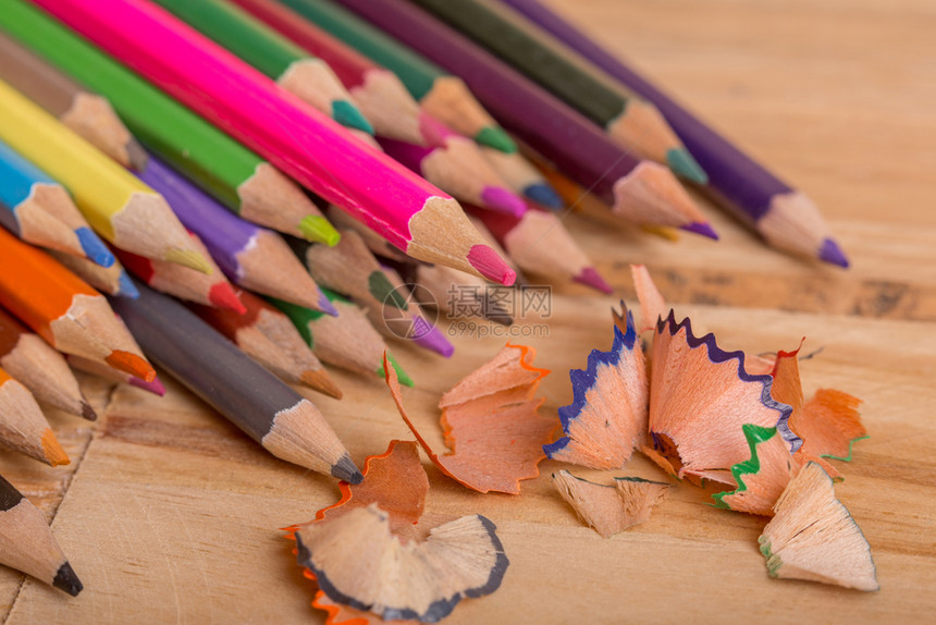 木制彩色铅笔桌上有磨亮的剃须图片