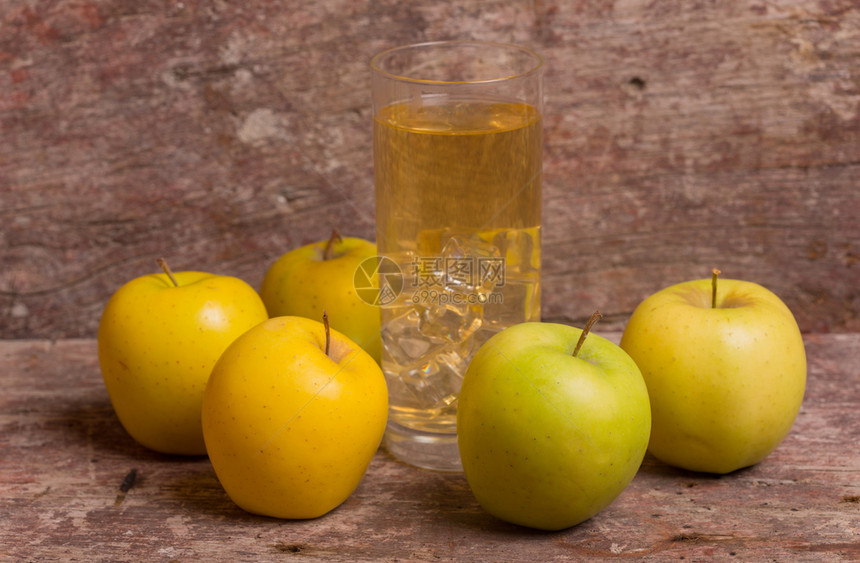 苹果汁和水的玻璃杯旧木本底图片