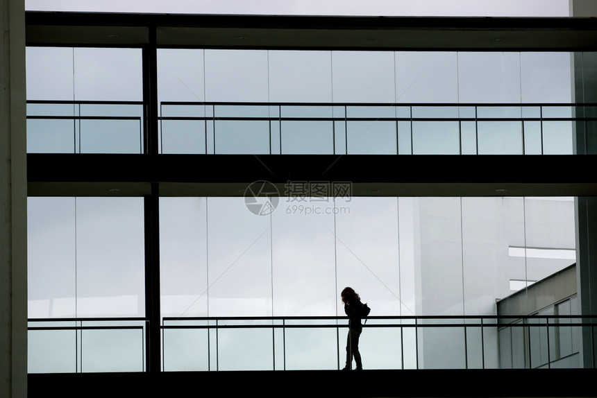 现代办公楼内装有全景窗户的年轻女商人影视图片