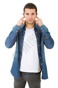 英俊的年轻人遮住耳朵孤立的白种背景高清图片