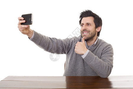 男人拍自照片与手机相假装快乐和成功孤立在白色背景图片