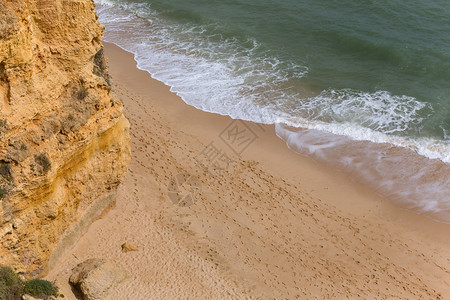 美丽的普赖亚达马林哈海滩阿尔加夫的马林哈海滩脚下普拉亚达马林哈海滩图片