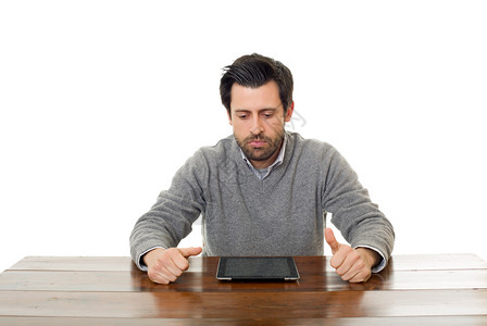 一个人在桌子上工作与平板电脑PC孤立工作图片