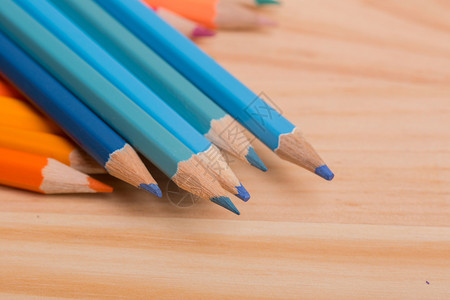 木制彩色铅笔桌上彩色铅笔图片