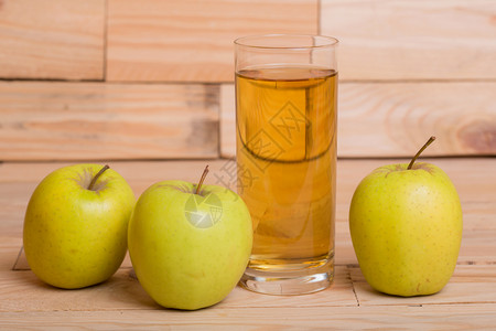 苹果汁和红木本底苹果汁图片