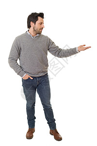 漫不经心的男人伸出胳膊露出一种露骨的姿态孤零零地站在白色的地板上显示姿态背景图片