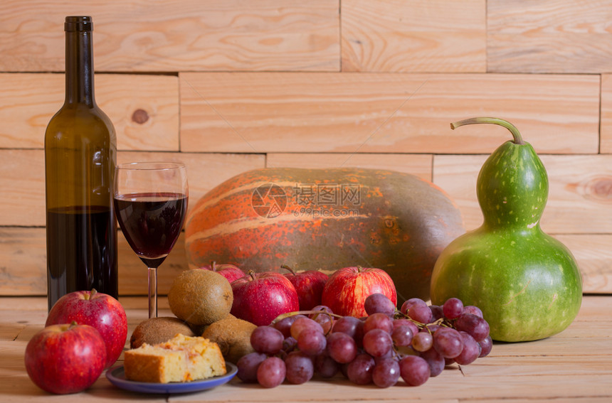 木制桌边的水果和葡萄酒工作室的图片水果和葡萄酒图片