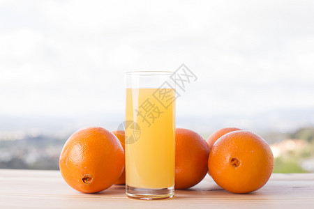 花园桌上的橙汁和子图片
