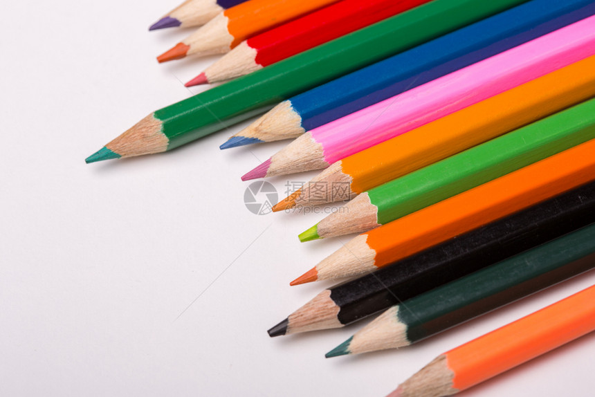 白木背景上的质彩色铅笔图片