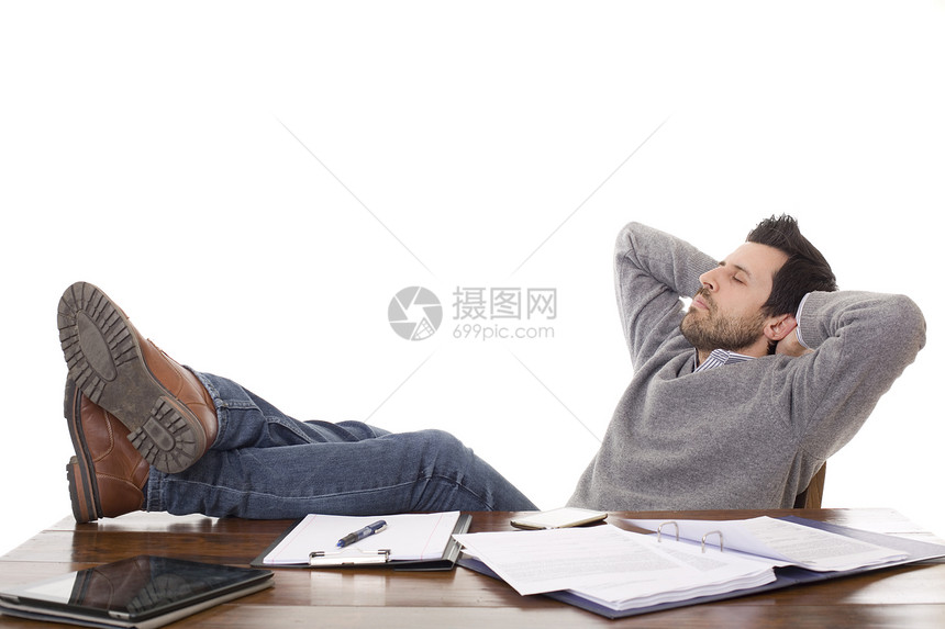 睡在桌边的空闲男子白背景的孤立无援图片