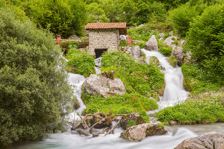 爱心小房子边框位于西班牙PicosdeEuropa公园的爱心河瀑布背景