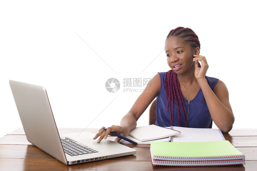 快乐的美丽商业女在桌子上用笔记本电脑工作白种背景隔离图片