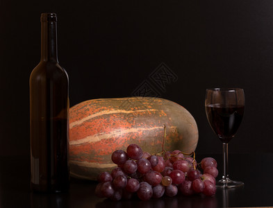 黑背景的水果和葡萄酒工作室图片图片