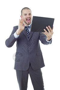 穿着西装和领带的商人用平板电脑拍自照片呈现出快乐和成功与白背景隔绝图片