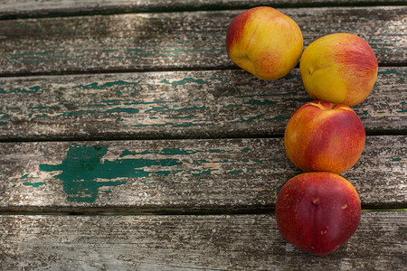 在户外木制桌上的桃子图片