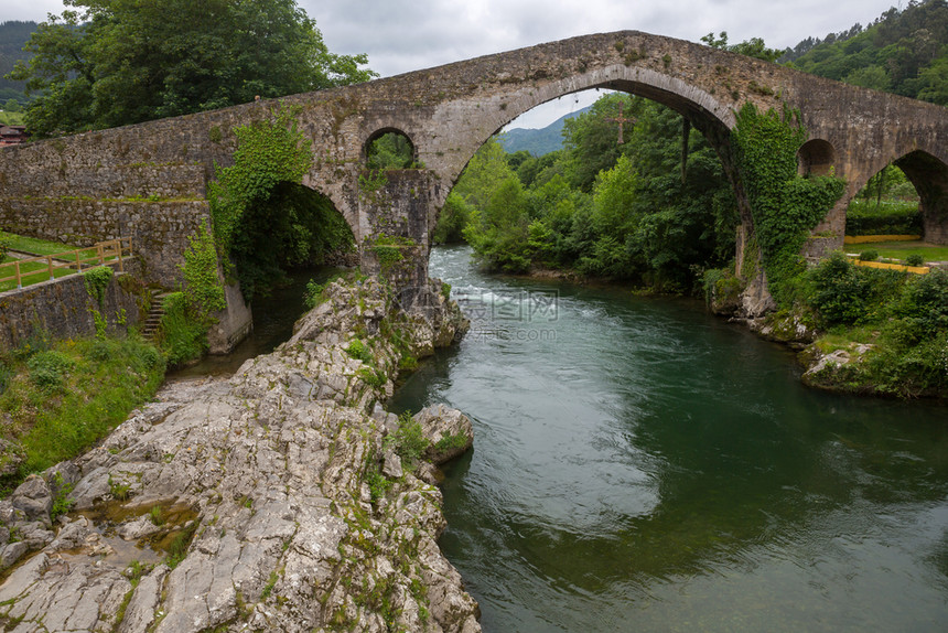 罗马桥建于13世纪后期在selta河上位于changsdeoniaturipn的罗马桥上图片
