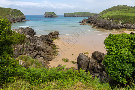 巴鲁埃科斯巴罗海滩在拉那内斯皮科德欧罗巴西班牙背景