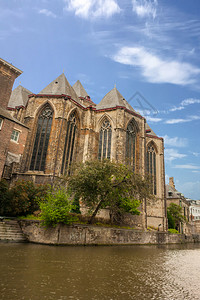 圣迈克尔教堂sintmchels紧邻河边的中世纪城市图片