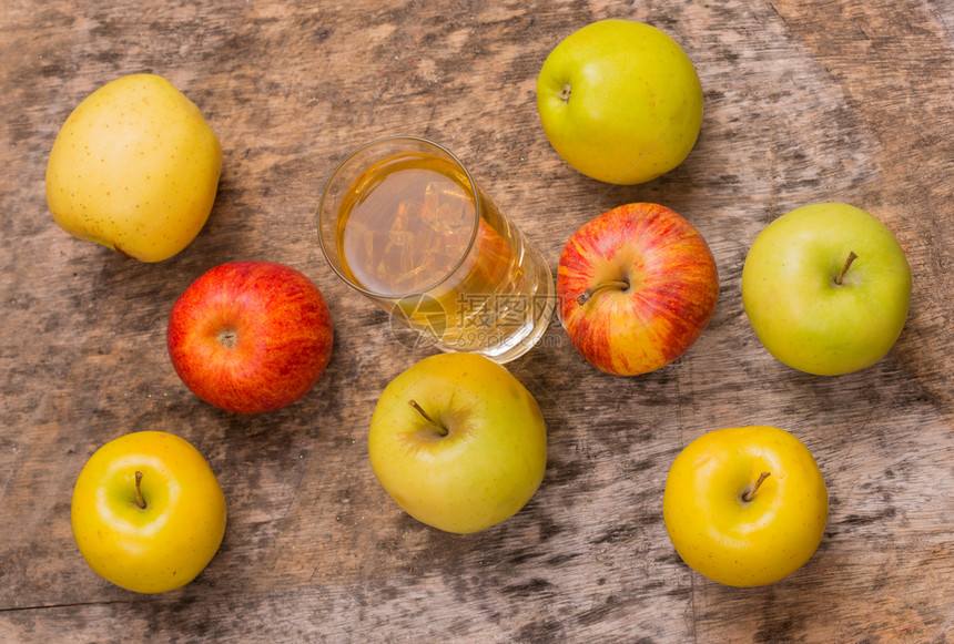 苹果汁和水的玻璃杯旧木本底图片