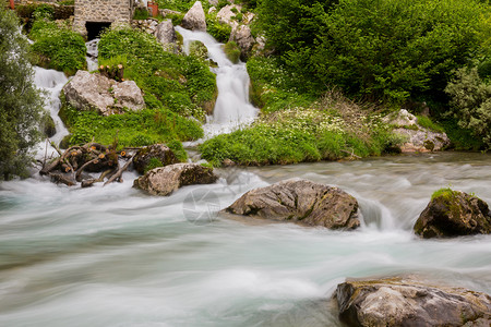位于西班牙PicosdeEuropa公园的爱心河瀑布图片