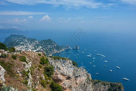 法拉卡萨纳意大利卡布里岛的Farglion悬崖和暴风海背景