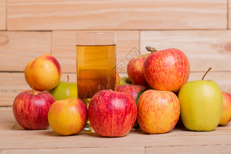 苹果汁玻璃木本水果图片