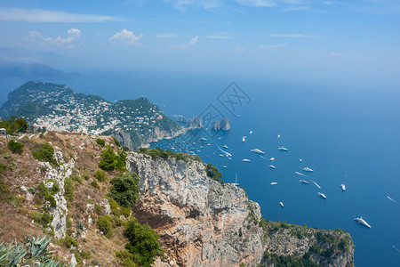 意大利卡布里岛的Farglion悬崖和暴风海高清图片
